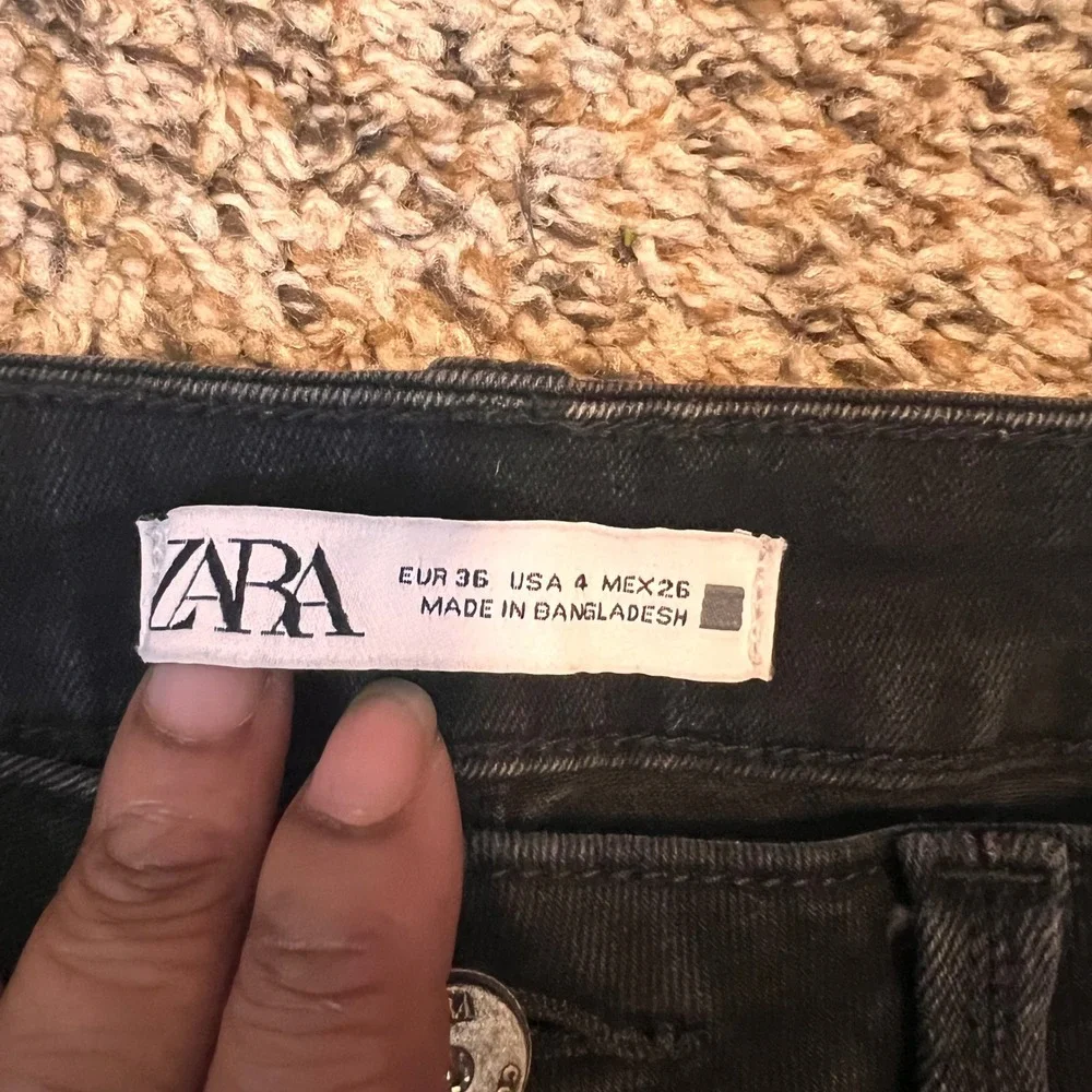 ZARA Black Distressed Raw‎ Hem Straight Leg Jeans Women's Size 4